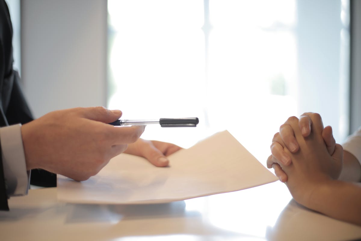 Asesor revisando condiciones del programa con un solicitante